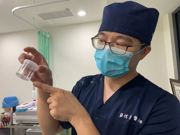 成年男性每次射出精液量約在2到6西西，圖中瓶內約2西西。吳慧芬攝