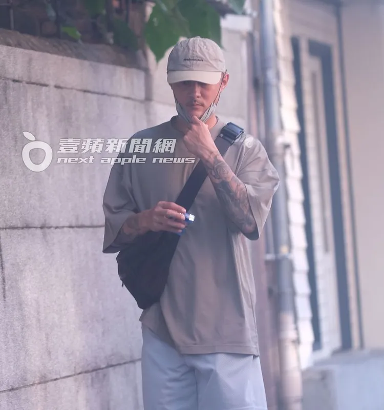 余文樂邊走邊點菸解癮。特勤中心攝