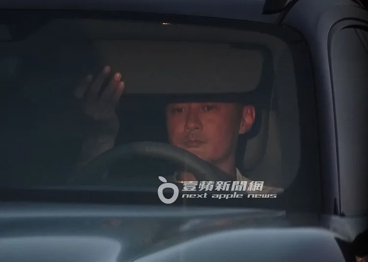 夕陽西下，余文樂拉下車內化妝鏡遮陽。特勤中心攝