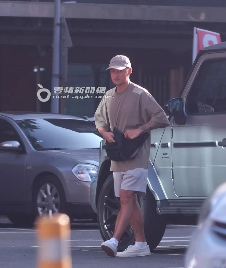 將愛車停妥後，余文樂背起背包往工作室走去。特勤中心攝