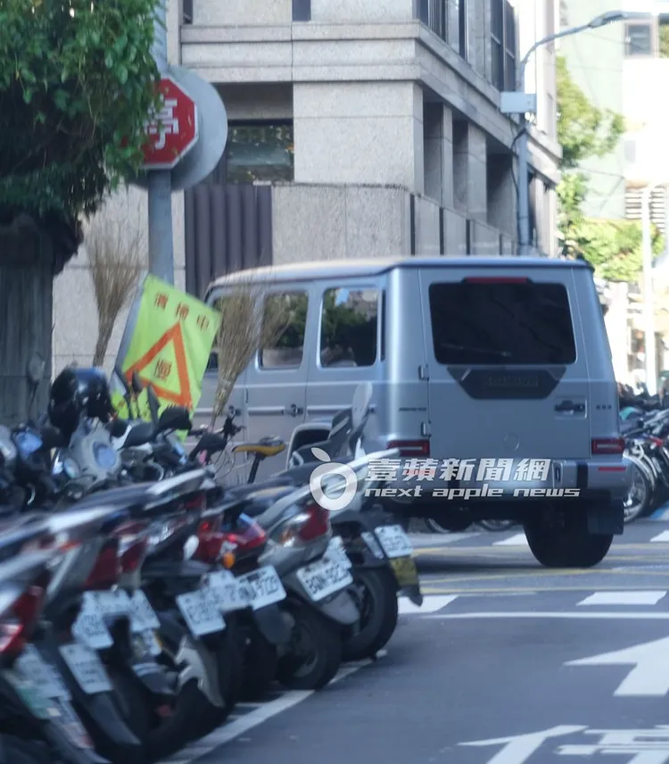 28日下午，余文樂開著要價815萬起的賓士G63出門，左轉忘記打方向燈。特勤中心攝