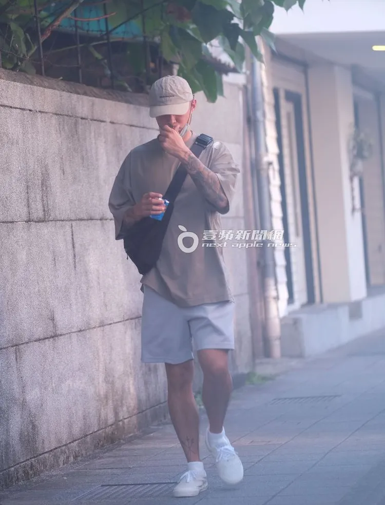 余文樂點完菸，脫下口罩邊走邊抽菸。《壹蘋》提醒您，吸菸有害健康。特勤中心攝