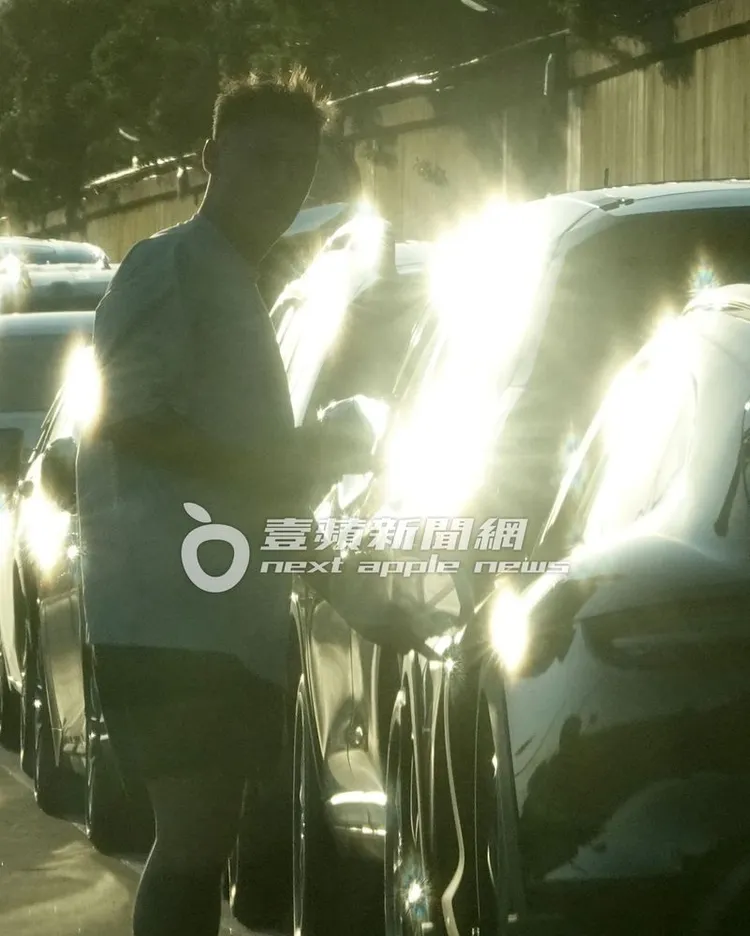 余文樂走到路邊停車格準備牽車。特勤中心攝