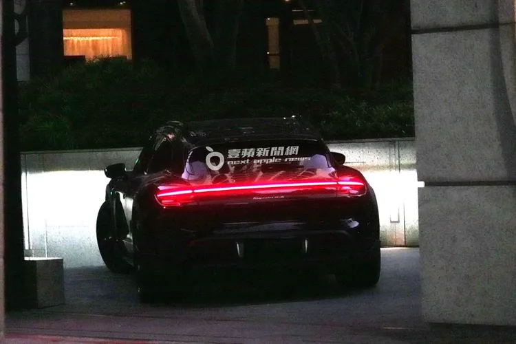 余文樂開著要價490萬起的黑色保時捷 Taycan 4s Cross Turismo返家。特勤中心攝