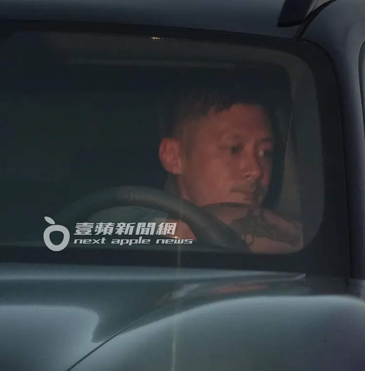 余文樂看著後照鏡，注意有無來車。特勤中心攝