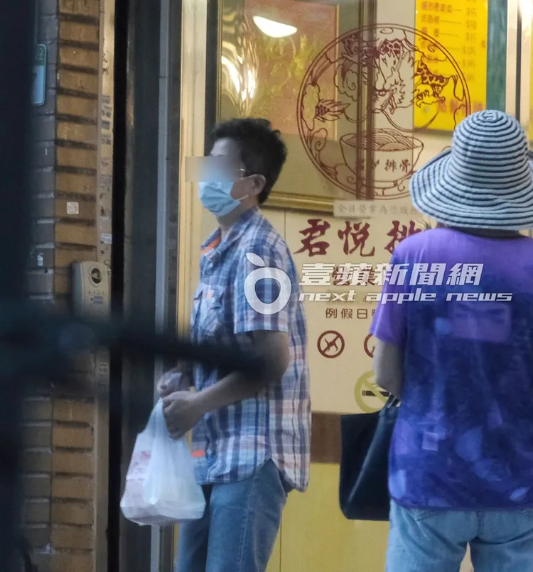 返家後，友人幫忙外帶君悅排骨回陳美鳳住處。特勤中心攝