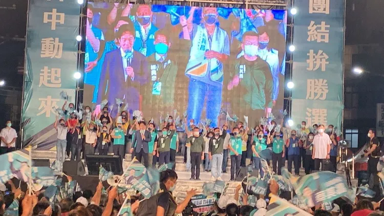 蔡其昌大甲造勢晚會最後由副總統賴清德壓軸助講，全體民進黨籍市議員參選人上台高呼蔡其昌凍蒜。曾雪蒨攝