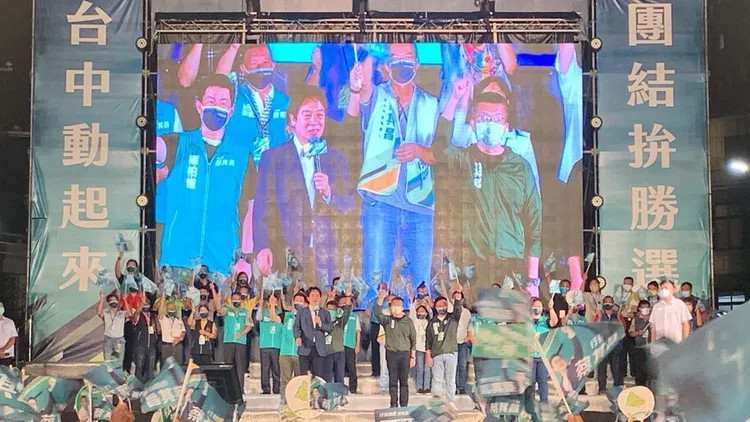 賴清德稱蔡其昌體格跟澤連斯基差不多，為了打倒施政成績不佳的政府挺身而戰的立場，也跟澤連斯基為烏克蘭爭取民主相同。曾雪蒨攝