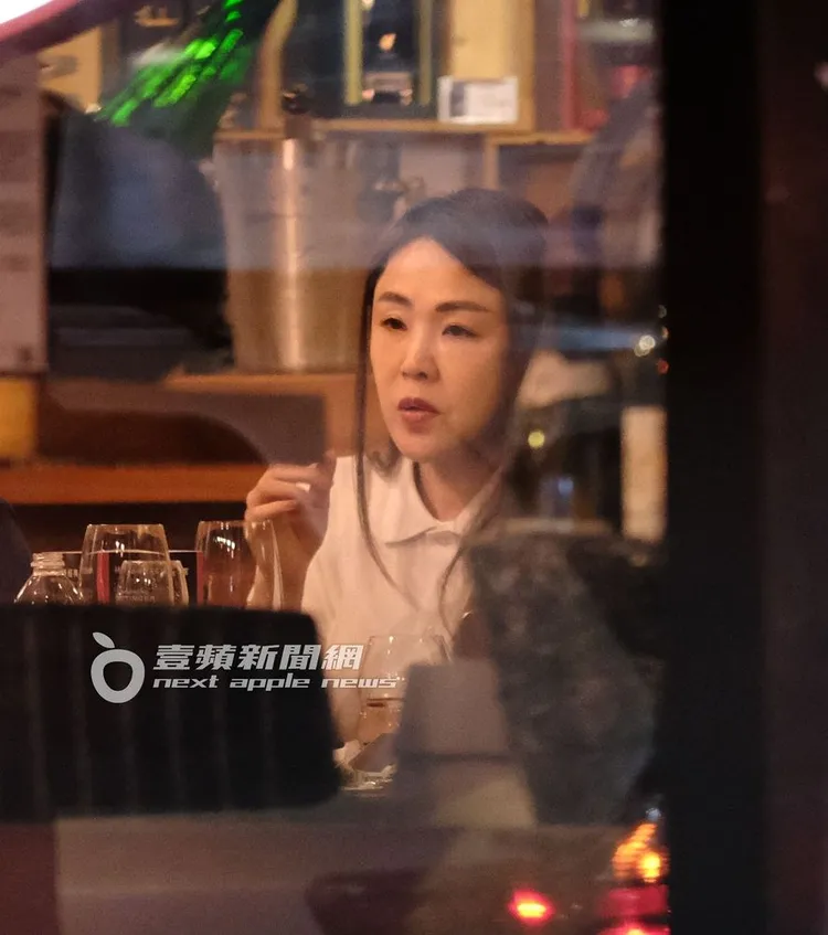 李婉鈺坐到市議會附近酒行與友人餐敘。特勤中心攝