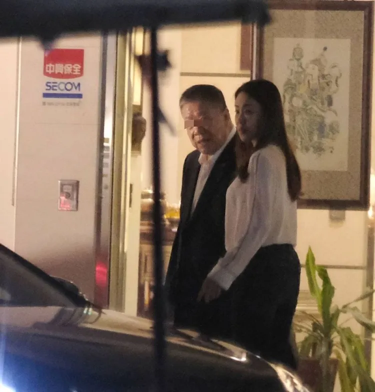 李婉鈺（右）送爸爸林志郎走出「錦新大樓」，送父親上一輛麥巴赫豪車離去。特勤中心攝