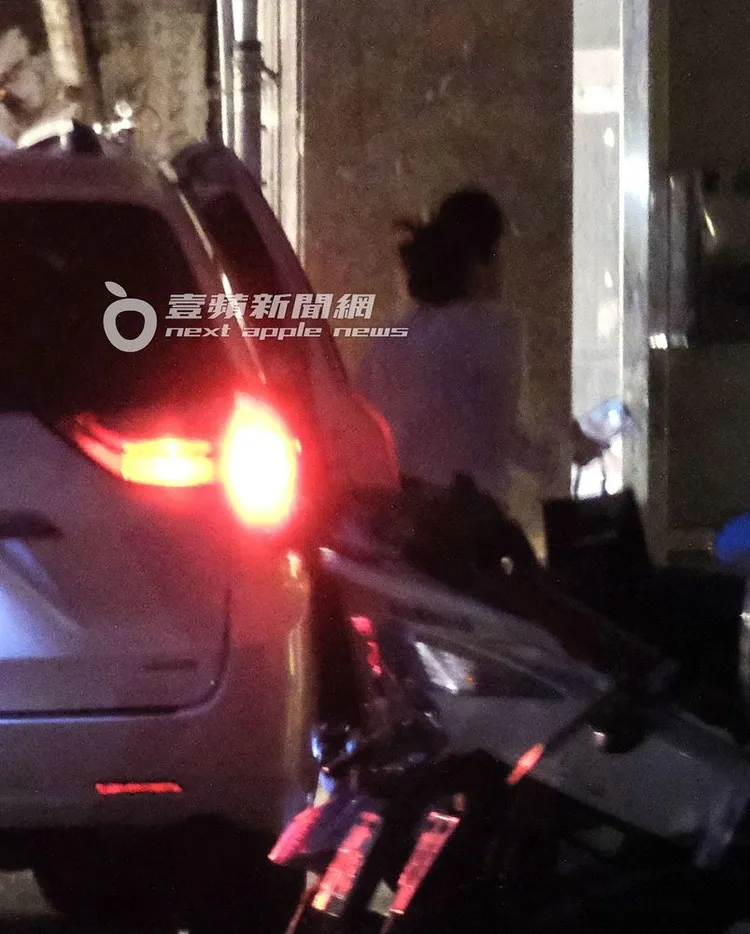 傍晚時分，李婉鈺搭自己的座車到林森北路附近辦公室。特勤中心攝