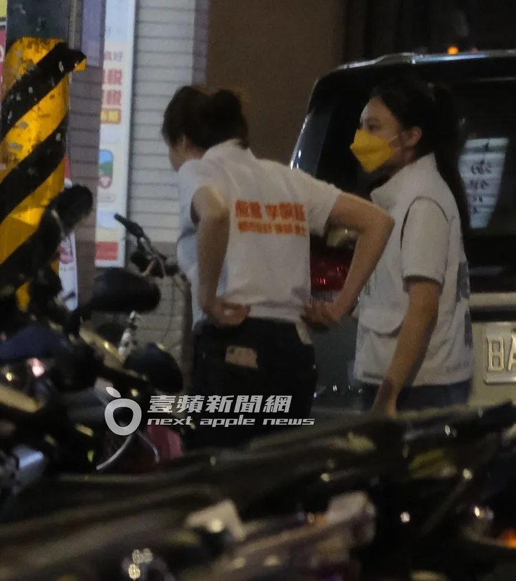 喝完酒後的李婉鈺（左）繼續上工，換上競選服跑場。特勤中心攝