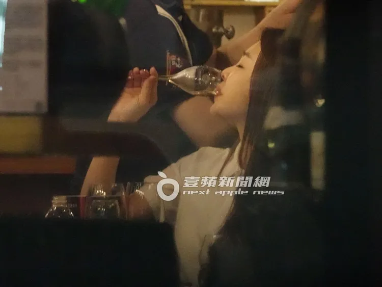 李婉鈺喝完紅酒，過沒多久就又喝白酒。特勤中心攝