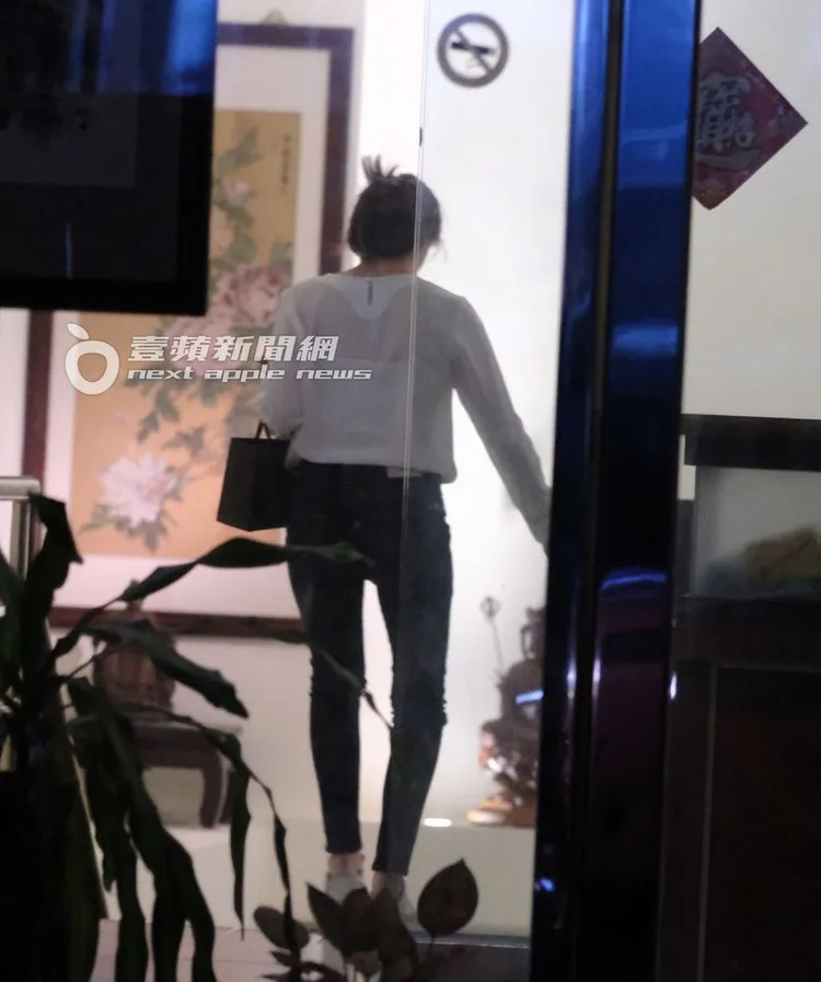 李婉鈺熟門熟路往地下室走。特勤中心攝