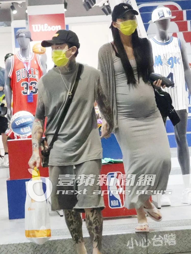 結帳後，夫妻倆手牽手一同離開店家，繼續逛西門町。特勤中心攝