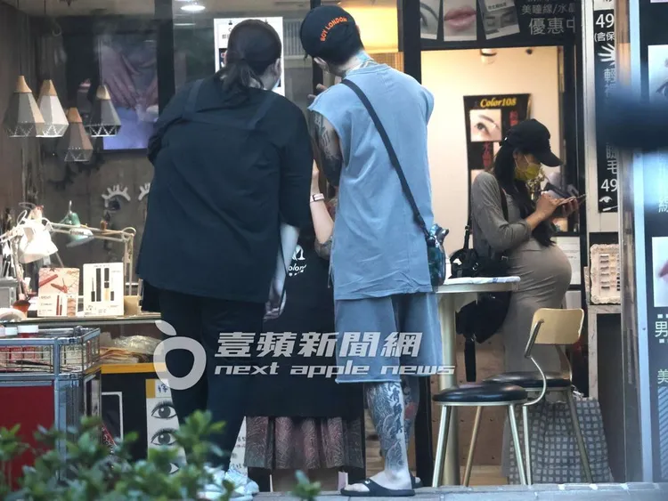 第二張合照時，莉婭（右）也做完療程出店家，近9個月孕肚非常明顯。特勤中心攝