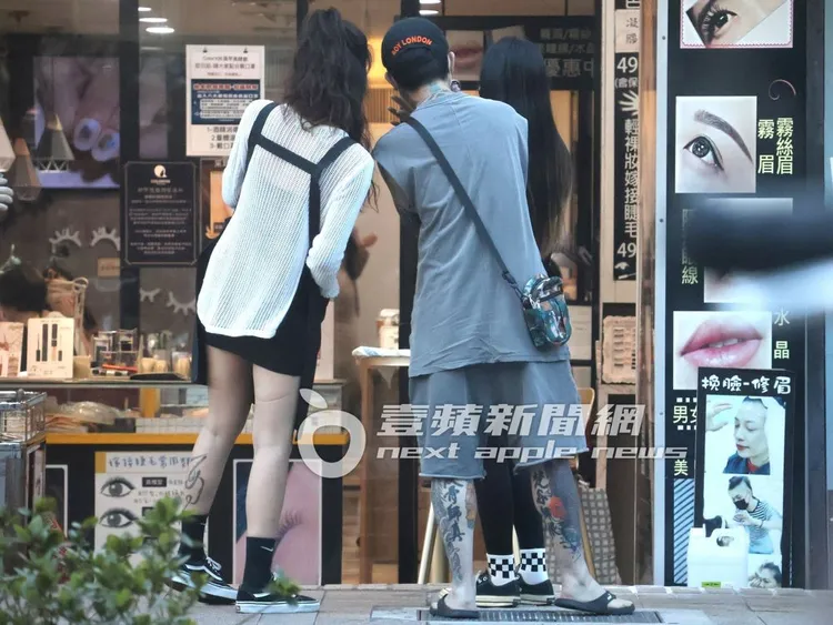 準備離開時，店員上前要自拍，謝和弦都來者不拒。特勤中心攝