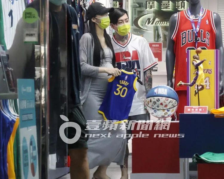 莉婭（左）拿了一件嬰童版球衣，被謝和弦打槍。特勤中心攝