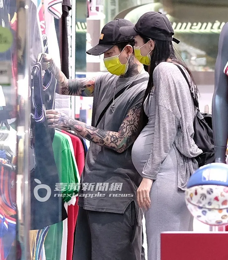 隨後小倆口到附近店家看球衣。特勤中心攝