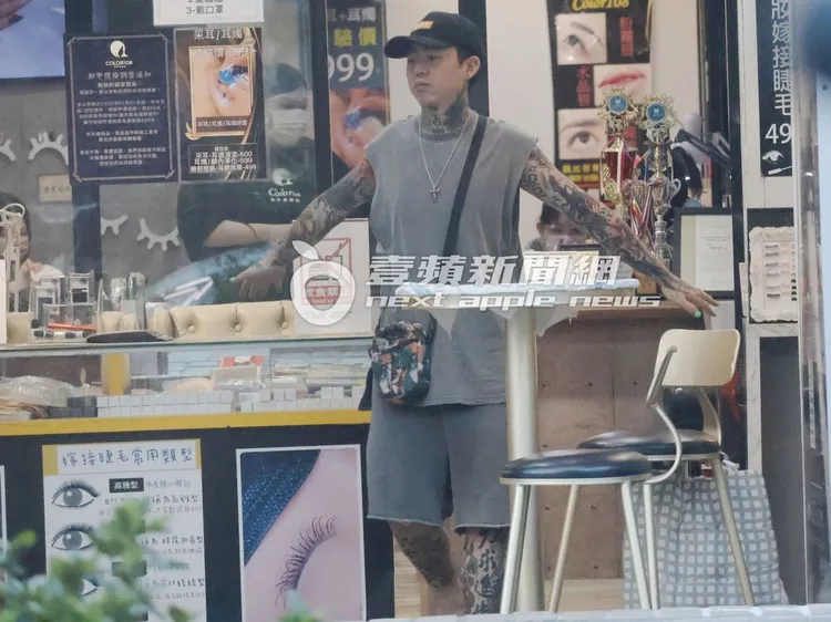 剛做完指甲的謝和弦走到店外甩手。特勤中心攝