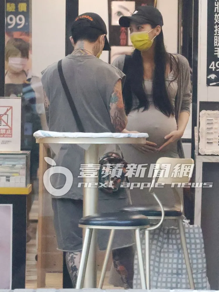 2人等待結帳同時，莉婭（右）雙手捧著肚子。特勤中心攝