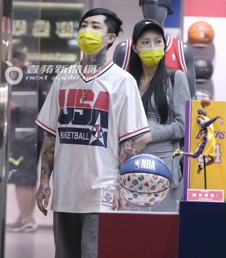 謝和弦（左）試穿一件白色球衣。特勤中心攝