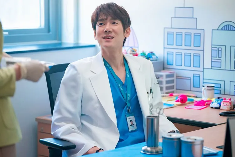 柳演錫當時軋2部戲，《毒梟聖徒》導演尹鍾彬每次都趕著拍攝，好讓他晚上去拍《機智醫生生活2》。Netflix提供