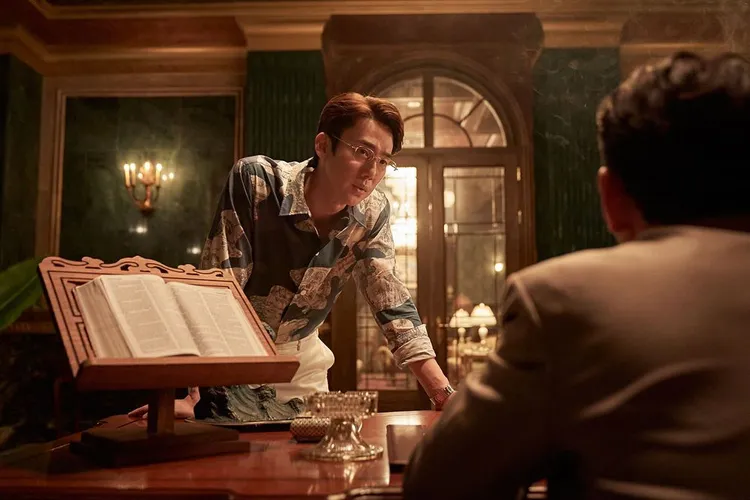 柳演錫飾演毒王黃晸玟的律師「朴大衛」，卻被他懷疑是內鬼，枉死槍下。Netflix提供