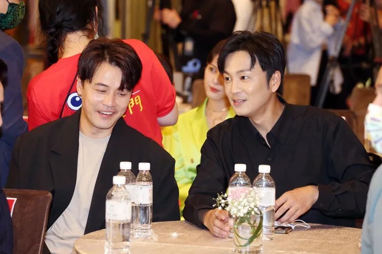 張書偉（右）分手後首次出席公開活動，和黃文星聊得愉快。張哲鳴攝