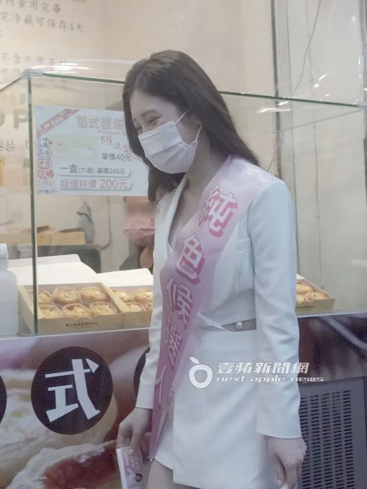 鄭家純拿著紙巾分發給路人。特勤中心攝