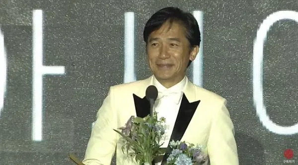 梁朝偉上台領亞洲電影人獎。翻攝YouTube