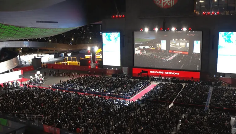 釜山影展睽違3年全面開放，5000名觀眾擠滿電影殿堂。翻攝NOW.