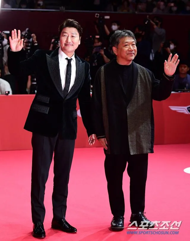 宋康昊（左）與《嬰兒轉運站》導演是枝裕和。翻攝朝鮮體育