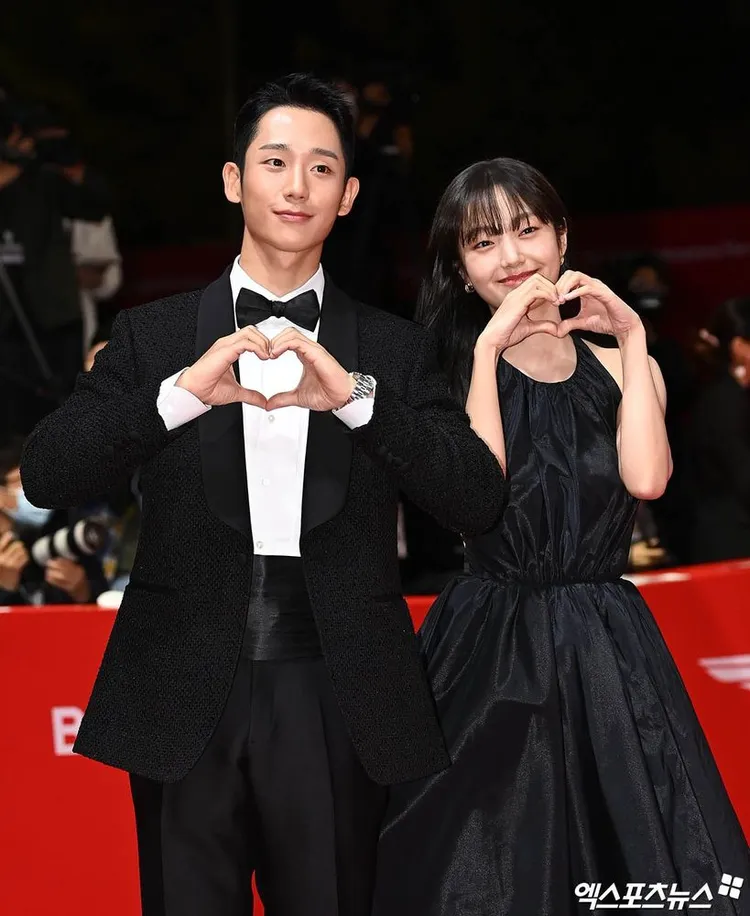 丁海寅（左）與《異瞳》的搭檔金慧峻一起走紅毯。翻攝xportsnews