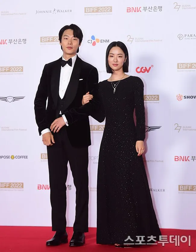 柳俊烈（左）、全余贇擔任開幕典禮主持人。翻攝sports today