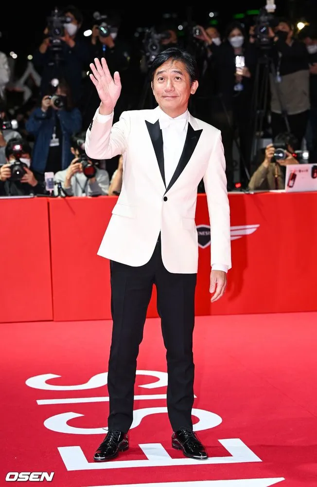梁朝偉對著紅毯的粉絲揮手致意。翻攝OSEN