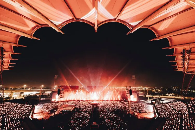 五月天去年跨年在高雄世運主場館演出。翻攝五月天臉書