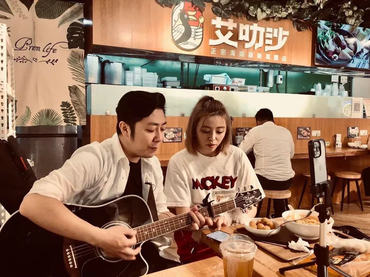 艾成（左）生前時常和王瞳在自己經營餐廳內約會。翻攝臉書艾成的異想世界