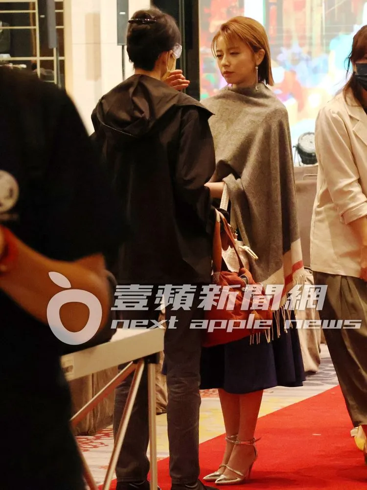 王瞳（右）披著圍巾與女性友人暢聊，但神情看似有些疲倦。特勤中心攝