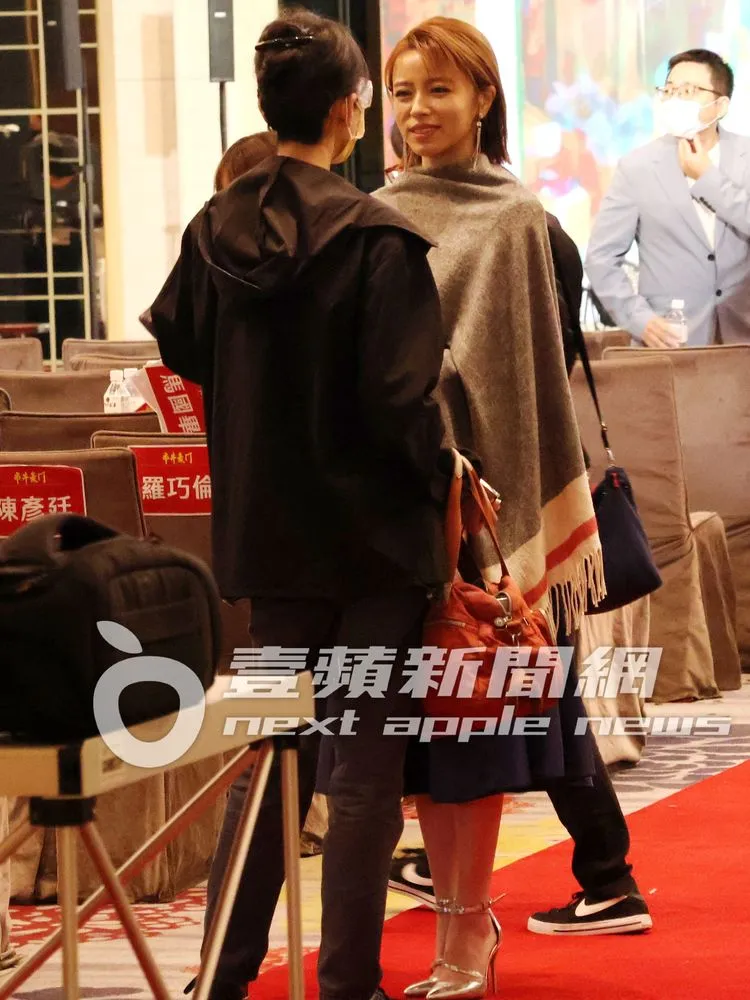 王瞳（右）在活動現場備受女性友人關心。特勤中心攝