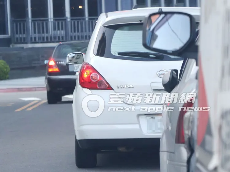 王瞳開車在內湖一帶遊車河，臨停在路邊近20分鐘才移動。特勤中心攝