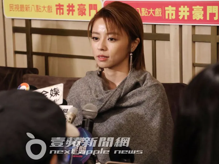 王瞳喪夫後首露面，侃侃而談對艾成的思念之情。特勤中心攝