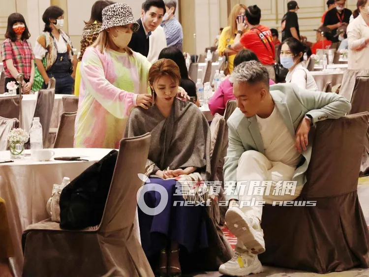 王瞳（中）邊和阿甘聊天，邊讓助理整理頭髮。特勤中心攝