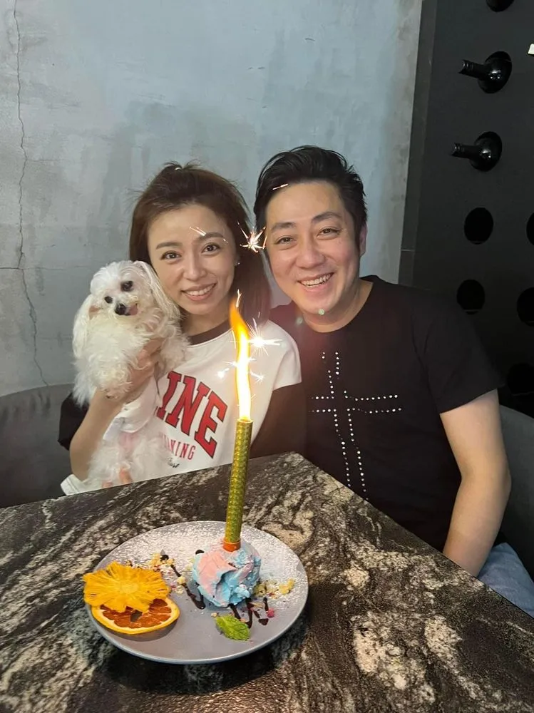 王瞳（左）過去曾抱著愛犬，和艾成慶祝結婚2周年紀念。翻攝臉書艾成的異想世界