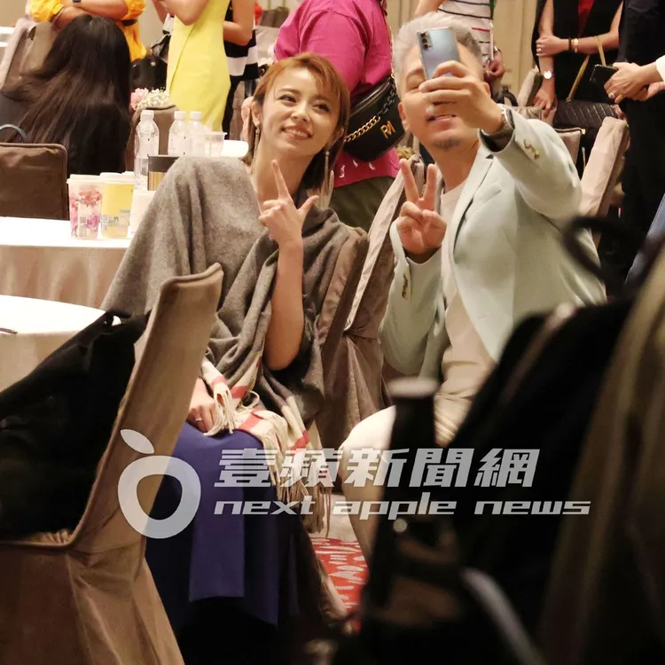 王瞳（左）比出與艾成的連結的數字7手勢和阿甘自拍。特勤中心攝