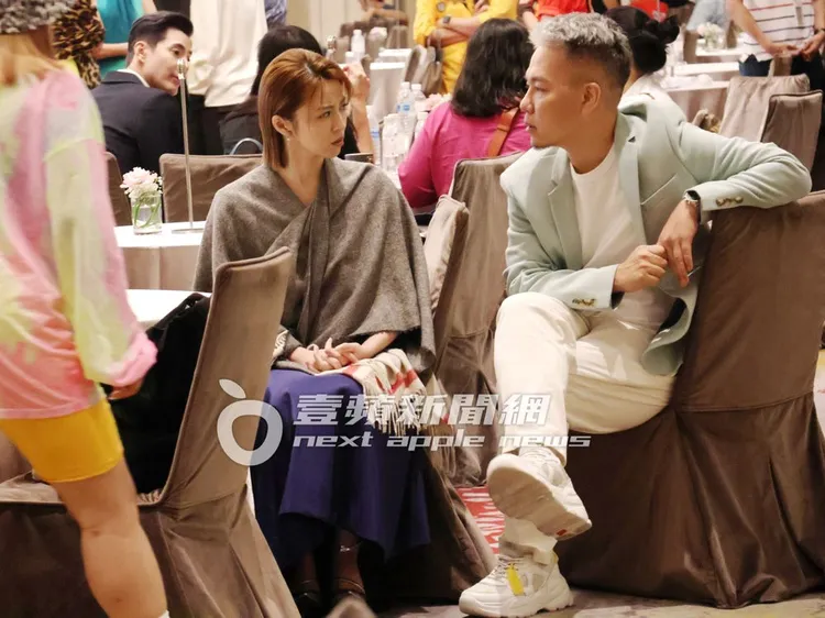 王瞳（左）認真和阿甘在一旁寒暄。特勤中心攝