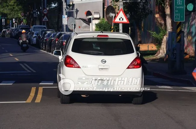 王瞳開著和艾成的「戀愛專車」，載著助理離開美福飯店。特勤中心攝