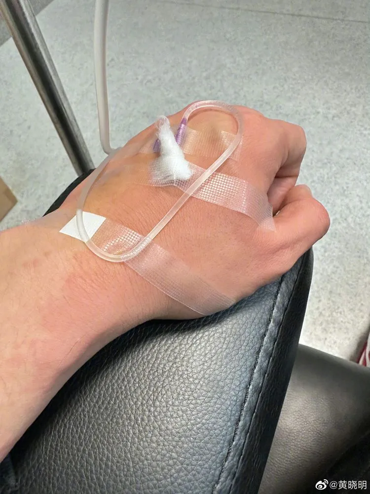 黃曉明今中午透露掛急診打點滴。翻攝黃曉明微博