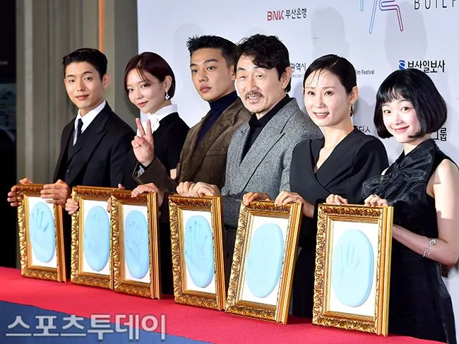 去年得主河俊（左起）、李絮、劉亞仁、許峻豪、金善映、李瑜美典禮前舉行蓋手印儀式留念。翻攝sportstoday