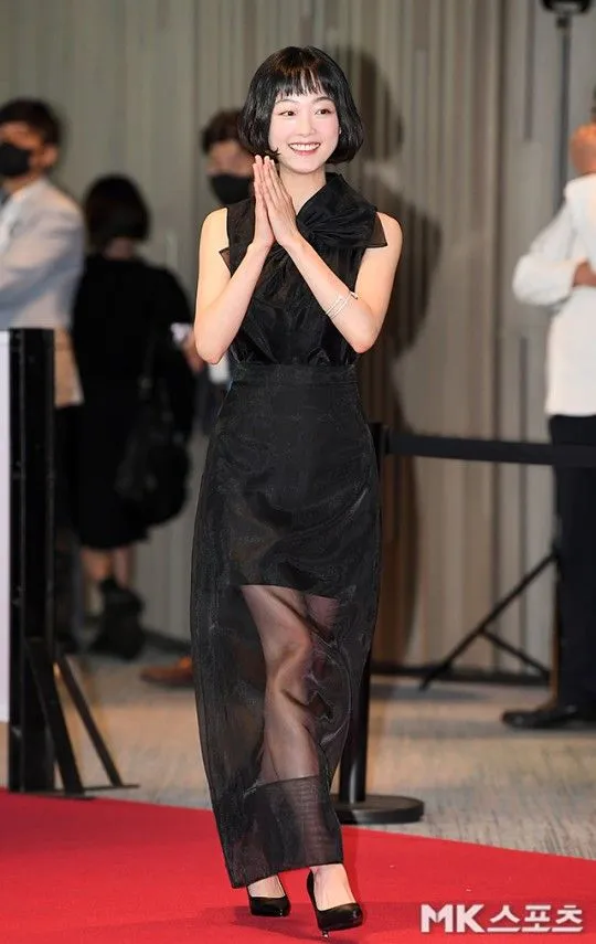 李瑜美以黑色透視裝走紅毯。翻攝MK體育